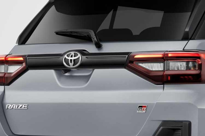 Trong khi đó, các phiên bản Toyota Raize động cơ 1.2L tiếp tục được định vị là sự lựa chọn tối ưu về kinh tế, mang lại giá trị sử dụng cao nhất trong tầm giá cho người tiêu dùng gia đình nhỏ.