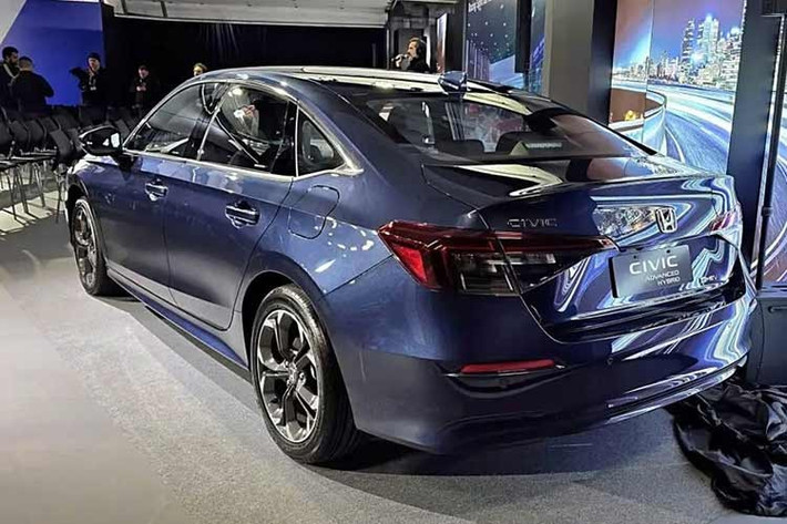 Về ngoại hình, Honda Civic e:HEV 2026 cũng nhận được những nâng cấp ngoại thất tương tự như bản Bắc Mỹ. Bao gồm cản trước được tinh chỉnh, lưới tản nhiệt mới, đèn hậu sơn màu khói. Phiên bản 1.5 Turbo EL+ nâng cấp la-zăng hợp kim 17 inch, trong khi la-zăng 18 inch trên phiên bản e:HEV RS có thiết kế mới.