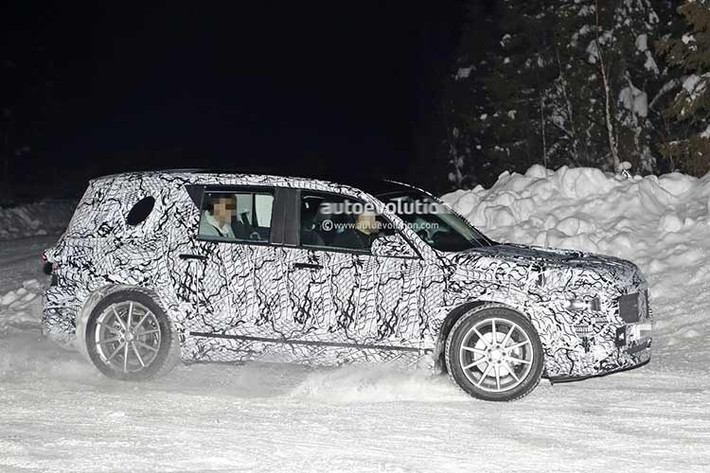 Về hệ truyền động, Mercedes-Benz hiện chưa công bố thông tin chính thức. Ban đầu, hãng được cho là nghiêng về phương án thuần điện nhằm mở rộng dải sản phẩm EQ. Tuy nhiên, trước bối cảnh thị trường toàn cầu vẫn trong giai đoạn chuyển dịch sang điện hóa, khả năng Baby G-Class được cung cấp thêm tùy chọn động cơ đốt trong hoặc hybrid.