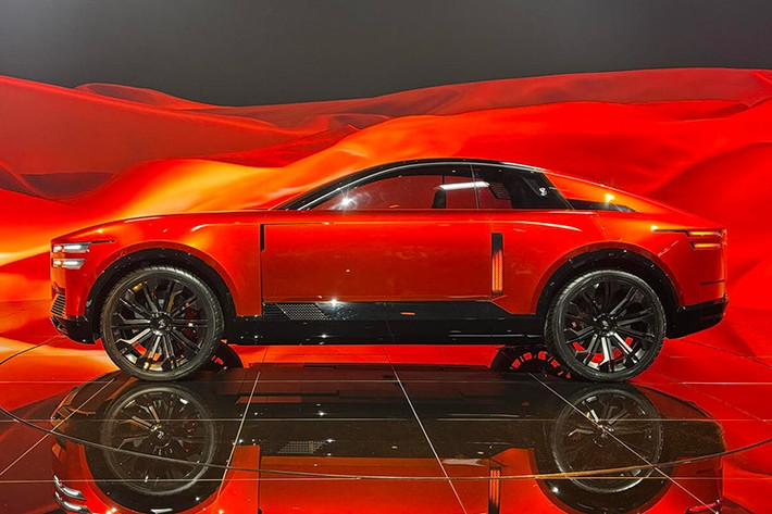 Tuy nhiên, kể từ tháng 10 vừa qua, hãng xe Nhật đã nâng tầm Century trở thành một thương hiệu độc lập, tách biệt hoàn toàn khỏi dải sản phẩm phổ thông. Chiến lược này nhằm đưa Century bước ra sân khấu thế giới, cạnh tranh sòng phẳng với những "gã khổng lồ" trong làng xe siêu sang như Rolls-Royce hay Bentley.