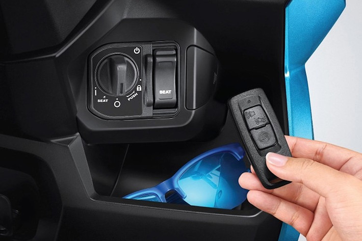 Phía dưới là hộc chứa đồ của xe là cổng sạc USB-C 5V/3A và móc treo đồ, hệ thống khoá thông minh smartkey và hệ thống dừng chờ Idling Stop đều có mặt trên Vario 125 2026.