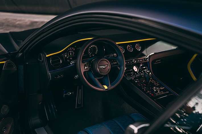 Johannes Vermeer được xem là một trong những họa sĩ vĩ đại nhất của Thời kỳ Hoàng kim Hà Lan. Các bức tranh của ông tràn ngập ánh sáng trong trẻo, lạnh giá của thành phố Delft quê hương ông.