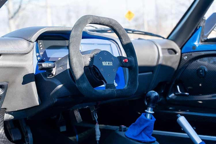 Chiếc xe thể thao dựa trên nền tảng Lotus Elise, trông giống như bất kỳ siêu xe Ferrari nào cũng phải e ngại và tránh đường, thực chất lại không phải là một con thú hoang dã đến vậy. Nó được trang bị động cơ bốn xi-lanh thẳng hàng tăng áp do Honda Performance cung cấp. Động cơ 4 xi-lanh thẳng hàng này sản sinh công suất 500 mã lực, vì vậy chúng ta có thể gọi đây là một siêu xe.