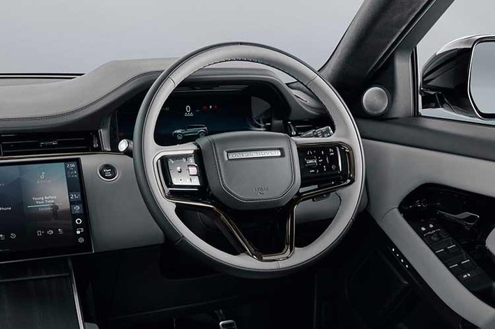 Về vận hành, hai phiên bản S 2.0L AWD dùng máy xăng 2.0L tăng áp, cho công suất 241 mã lực, 365 Nm mô-men xoắn. Đi kèm hộp số tự động 9 cấp và hệ dẫn động 4 bánh. Đối với phiên bản plug-in hybrid của Range Rover Evoque 2026 sử dụng động cơ xăng 1.5L ba xi-lanh tăng áp, công suất 197 mã lực, 280 Nm kết hợp mô-tơ điện 107 mã lực và viên pin 15 kWh.