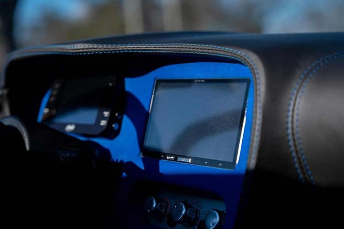 Tuy nhiên, mọi thứ nghe có vẻ tốt hơn một chút khi nói đến hộp số. Thông tin rao bán trên Cars and Bids đề cập đến cả hộp số năm cấp và sáu cấp. Thông tin này cho biết sự thay đổi duy nhất của chiếc xe là hộp số sàn sáu cấp, được lấy từ Honda Civic Si thế hệ thứ tám, thay thế cho hộp số sàn năm cấp nguyên bản của chiếc Elise mà nó dựa trên.