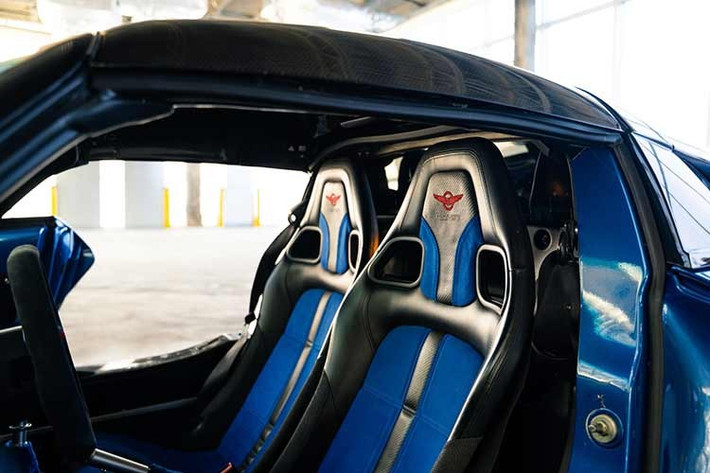 Nhưng chiếc Elise này ban đầu chỉ có hộp số năm cấp và sau đó được chuyển đổi thành hộp số sáu cấp, điều này mang lại trải nghiệm lái thú vị hơn. Và còn nhiều hơn thế nữa! Động cơ chỉ cần đẩy trọng lượng 1.664 pound (755 kg). Vì vậy, vấn đề không phải là công suất, mà là tỷ lệ công suất trên hiệu suất.