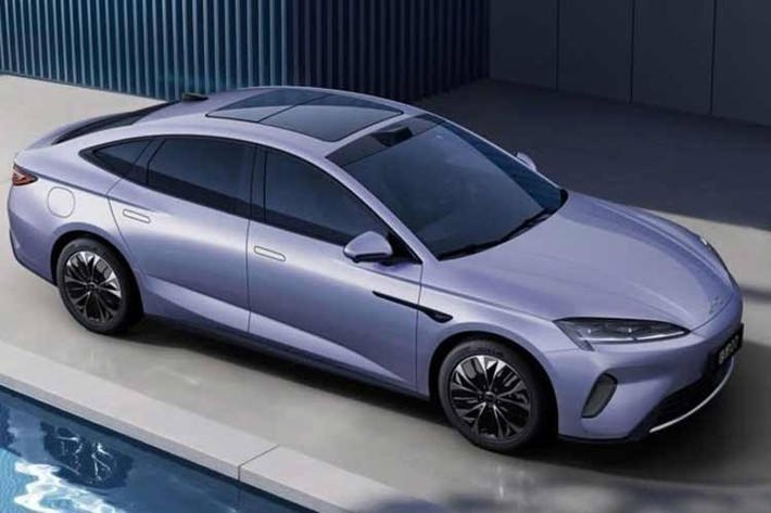 Hiện BYD đặt mục tiêu đạt công suất sản xuất hàng năm 4,5 triệu xe trên toàn bộ mạng lưới nhà máy toàn cầu. BYD Seal 07 EV dự kiến sẽ bắt đầu được giao từ nhà máy ở thành phố Thường Châu, tỉnh Giang Tô, Trung Quốc, vào cuối tháng 3/2026.