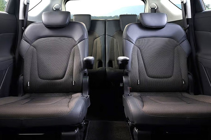 Ngoài ra, biến thể Stargazer Cartenz X còn có cần số thiết kế dạng xoay giống mẫu SantaFe tại Việt Nam, trong khi biến thể Stargazer Cartenz vẫn giữ kiểu cần số truyền thống.