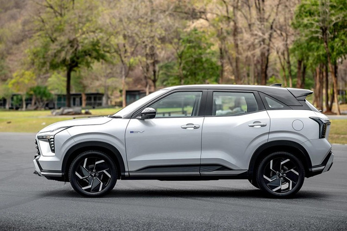 Khác với bản tiêu chuẩn được lắp ráp tại Indonesia, Mitsubishi XForce HEV sẽ được sản xuất tại Thái Lan. Phiên bản hybrid có 7 chế độ lái, nhiều hơn 3 so với bản thường, gồm: Normal, Charge, EV, Wet, Gravel, Tarmac và Mud. Xe còn được trang bị hệ thống kiểm soát lực kéo Active Yaw Control, giúp cải thiện khả năng vận hành trong điều kiện đường khó.