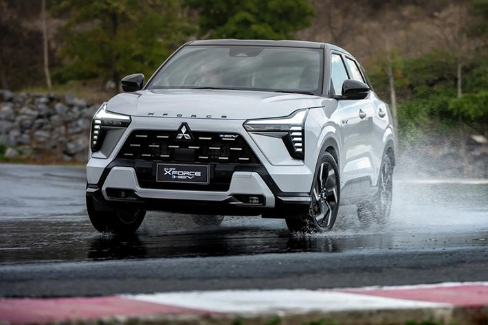 Mức giá xe Mitsubishi Xforce HEV 2026 cho ba phiên bản: Ignite, Ultimate và Ultimate X, dao động từ 899.000 đến 1.089.000 baht (tương đương từ 727 triệu đến 880 triệu đồng). Xe có 6 tùy chọn màu sơn ngoại thất, bao gồm trắng ngọc trai, bạc, xám, đen, vàng và đỏ.