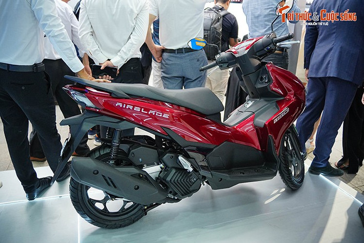 Trong khi đó, phiên bản 125cc dùng động cơ eSP+ 4 van, làm mát bằng chất lỏng, cho công suất cực đại 8,75 kW tại 8.500 vòng/phút và mô-men xoắn cực đại 11,3 Nm tại 5.000 vòng/phút.