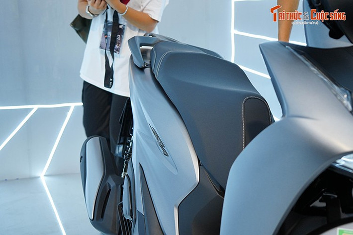 Khẳng định vị thế dẫn đầu của dòng xe tay ga cao cấp, SH160i được trang bị hàng loạt những tính năng tiên tiến độc quyền. Nhằm mang đến sự tiện nghi tối ưu cho người sử dụng, xe tiếp tục được trang bị công nghệ bluetooth kết nối với điện thoại thông minh, với tính năng mới là cảnh báo xe sắp hết nhiên liệu.