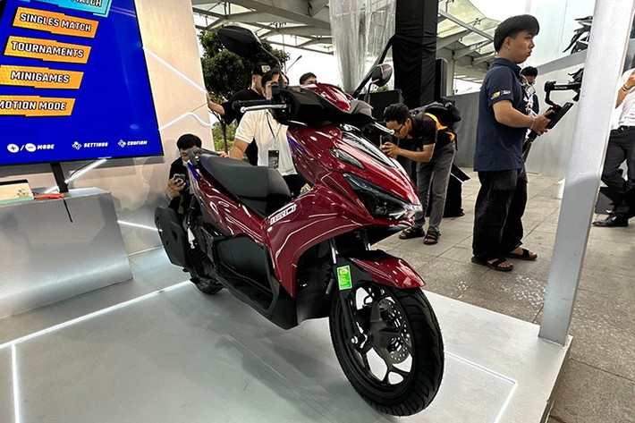 Mức giá xe Honda Air Blade 2026 cho bản động cơ 125cc và 160cc, với mức đề xuất từ 42,99 đến 58,59 triệu đồng. Trong cùng phân khúc, đối thủ chính của Air Blade 160 là Yamaha NVX 155, hiện có giá bán lẻ đề xuất từ 56,5 triệu đồng cho bản tiêu chuẩn và 68-69 triệu đồng cho các phiên bản cao cấp.