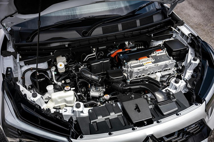 Mitsubishi cho biết hệ thống hybrid trên XForce HEV đã được nâng cấp từ Xpander HEV, với hộp số hai cấp hoàn toàn mới giúp cải thiện hiệu suất truyền động cùng với chức năng ngắt kết nối động cơ điện khỏi trục truyền động ở tốc độ cao. Nâng cấp này giúp xe đạt hiệu suất năng lượng tốt hơn với mức tiêu hao nhiên liệu trung bình khoảng 4,09 lít/100 km.