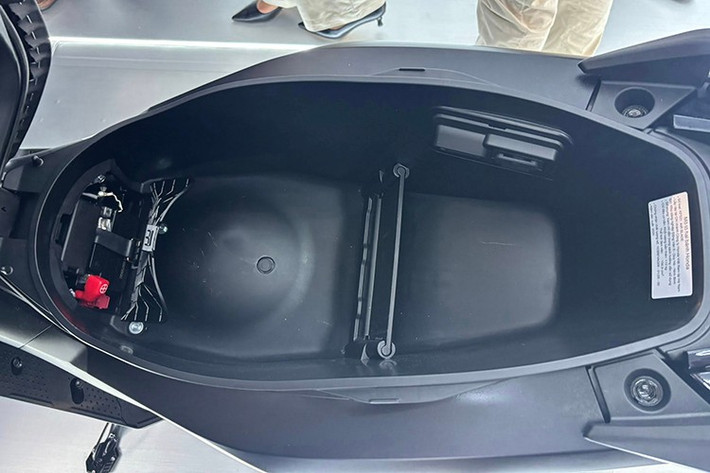 Trên Air Blade 160/125 thế hệ mới, cổng sạc USB trong hộc đựng đồ dưới yên được nâng cấp lên loại C kèm nắp chống nước, giúp việc sạc các thiết bị điện tử cá nhân trở nên an toàn và nhanh chóng.