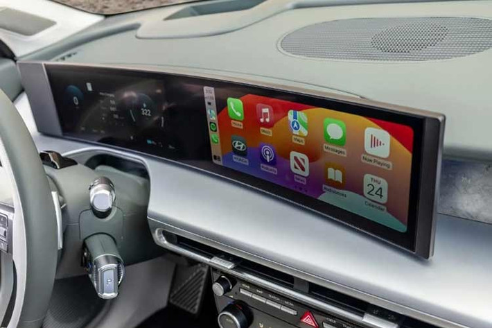 Tại thị trường Hàn Quốc, Hyundai tiếp tục duy trì mức giá cạnh tranh cho IONIQ 9 dù bổ sung thêm nhiều trang bị. Phiên bản 7 chỗ có giá khởi điểm từ 67,59 triệu won (46.100 USD) cho bản Exclusive, 73,25 triệu won (50.000 USD) cho bản Prestige và 78,11 triệu won (53.300 USD) cho bản Calligraphy.