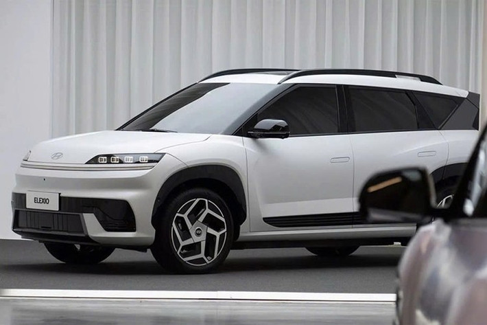 Tiếp theo là các đường gân nổi bật và hốc bánh rõ nét, tạo cảm giác chắc chắn cho khu vực sườn xe. Bên cạnh đó là đường chéo đặc trưng ở cột D, tay nắm cửa ẩn và bộ mâm 20 inch đa chấu. Phía sau, xe sở hữu thiết kế theo phong cách tối giản với cụm đèn hậu kéo dài tương tự phía trước.