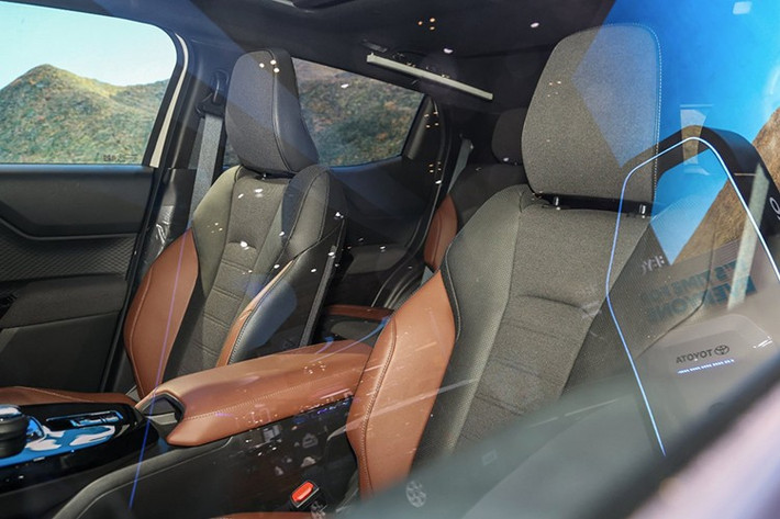 Khoang nội thất được trang bị hệ thống đèn viền 12 màu, camera 360 độ, màn hình cảm ứng trung tâm 10,1 inch và bảng đồng hồ kỹ thuật số 10,25 inch. Xe hỗ trợ kết nối điện thoại thông minh qua Apple CarPlay và Android Auto.