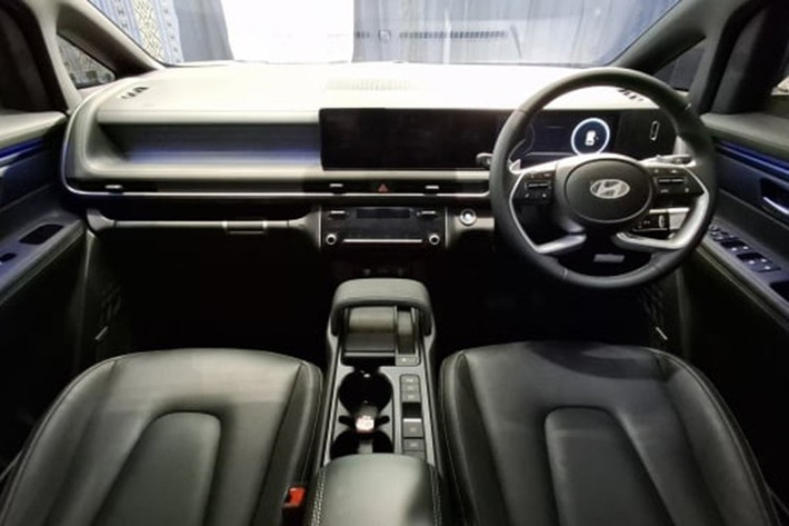 Không gian nội thất được thiết kế linh hoạt, có thể chở tối đa 7 người với cấu hình ghế 2-3-2. Ngoài ra, nếu chọn gói trang bị Captain Seat, khách hàng sẽ có hàng ghế thứ 2 với 2 ghế riêng biệt kiểu "cơ trưởng", đây là trang bị chưa có tại Việt Nam.