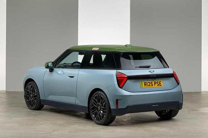 Ở phía người lái, mép mái xe đặc biệt thú vị nhờ những đường sọc đặc trưng của Paul Smith. Cũng có sẵn màu xám Statement, phiên bản Paul Smith còn được trang bị thêm lưới tản nhiệt, ốp gương chiếu hậu và ốp mâm xe màu xanh Nottingham để tạo điểm nhấn.