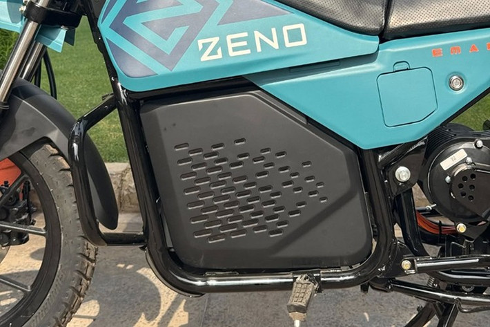 Đặc biệt, Zeno Emara còn có phiên bản ADVENTUROUS, dành riêng cho những ai thích khám phá và chinh phục địa hình. Phiên bản này có bộ phụ kiện bảo vệ khác biệt và được trang bị chế độ lái đặc biệt, giúp tối ưu mô-men xoắn cho điều kiện đường địa hình nhẹ.