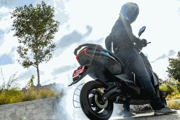 Cụ thể, xe có các chế độ như; AutoHold, FallSafe, tín hiệu dừng khẩn cấp, tìm xe, cảnh báo kéo xe và trộm cắp, thậm chí còn tích hợp với Amazon Alexa.