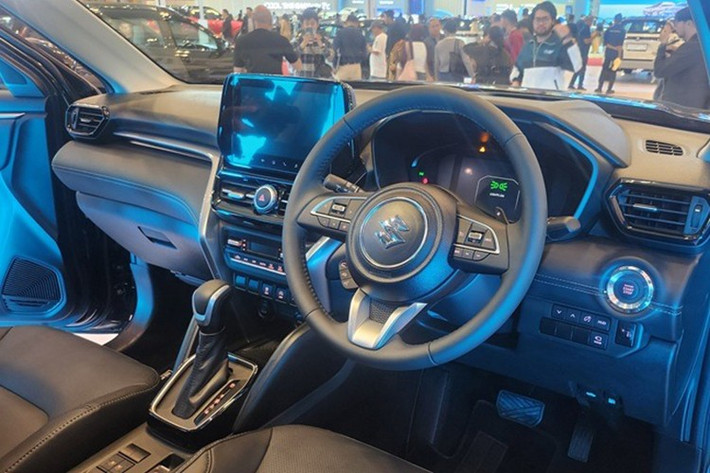 Khoang nội thất hướng đến sự tiện dụng trong quá trình sử dụng hằng ngày. Cụm màn hình đa thông tin nay là loại điện tử 7 inch, ghế trước tích hợp hệ thống thông gió ba cấp, và phanh tay chuyển sang dạng điện tử kèm tính năng Auto Hold giúp thao tác thoải mái hơn.