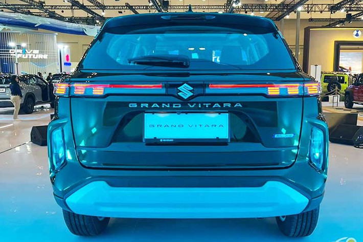 Tại thị trường Indonesia, mức giá xe Suzuki Grand Vitara 2025 được niêm yết 416 triệu rupiah (tương đương 655 triệu đồng), đi kèm chế độ bảo hành hệ thống SHVS kéo dài tới 8 năm. Xe nằm trong phân khúc B/B+, cạnh tranh trực tiếp với các đối thủ như Toyota Yaris Cross hay Corolla Cross.