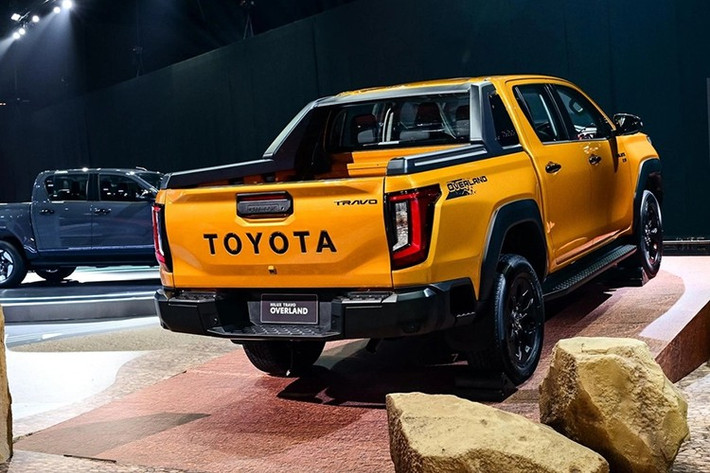 Ngoài ra, xe còn có thêm bậc lên xuống phía sau, cải thiện khả năng tiếp cận thùng xe, cùng tính năng hỗ trợ đóng/mở cửa thùng bằng điện ở các bản cao cấp. Mâm xe 18 inch xuất hiện trên các bản 4TREX và Prerunner Overland, trong khi các biến thể thấp hơn sử dụng mâm 17 inch.