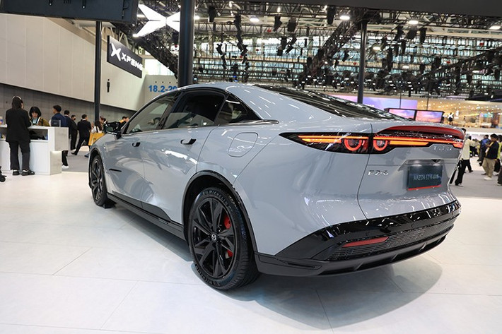 Mazda EZ-6 tại thị trường nội địa Trung Quốc được cung cấp với hai tùy chọn phiên bản. Phiên bản Standard Range trang bị một động cơ điện cho công suất tối đa 258 mã lực, mô-men xoắn 320 Nm, đi kèm bộ pin 68,8 kWh và hệ dẫn động cầu sau (RWD). Mẫu xe này có khả năng di chuyển tối đa 530 km theo tiêu chuẩn NEDC.