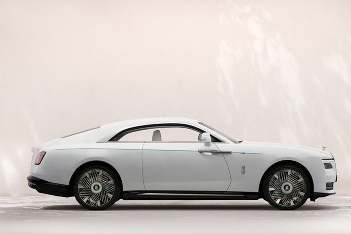 Dòng xe Bespoke Spectre Primavera gồm ba phiên bản độc đáo: Evanescent, Reverie và Blossom. Mỗi chiếc xe trong bộ sưu tập Spectre Primavera được khoác lên một phối màu riêng biệt, tuy nhiên cùng gặp nhau ở điểm chạm đó chính là họa tiết hoa anh đào, biểu tượng không thể thiếu của mùa xuân.