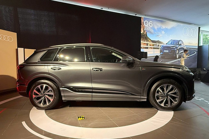 Với chiều dài 4.771 mm, chiều rộng 1.939 mm không tính gương chiếu hậu và chiều cao 1.685mm, chiếc SUV mang đến không gian tối ưu, tiện nghi vượt trội và khả năng đáp ứng linh hoạt cho nhu cầu di chuyển hàng ngày. Ngoại thất của xe toát lên vẻ mạnh mẽ, thể thao với sự cân đối hoàn hảo.