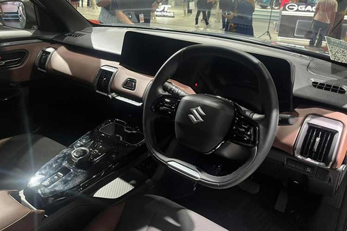 Bên trong xe, Suzuki e Vitara được áp dụng phong cách thiết kế hiện đại. Tại đây, xe sở hữu bảng đồng hồ kỹ thuật số 10,1 inch, nối liền với màn hình cảm ứng trung tâm 10,25 inch. Thêm vào đó là vô lăng vát đáy với thiết kế 2 chấu, cửa gió điều hòa hình chữ nhật với viền màu bạc, các phím cơ học chỉnh điều hòa và ghế bọc da phối nỉ.