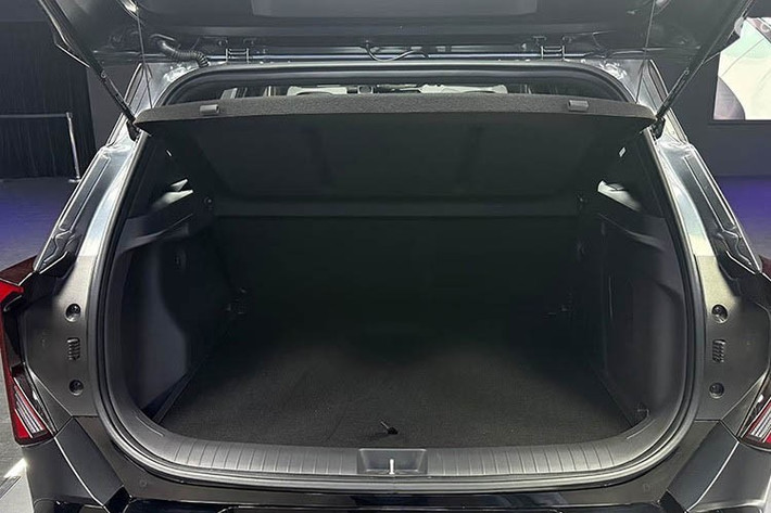 Về vận hành, Seltos mới vẫn duy trì ba tùy chọn động cơ quen thuộc: động cơ xăng 1.5L hút khí tự nhiên (115 mã lực, 144 Nm), động cơ tăng áp 1.5L (160 mã lực, 253 Nm) và động cơ diesel 1.5L (116 mã lực, 250 Nm).