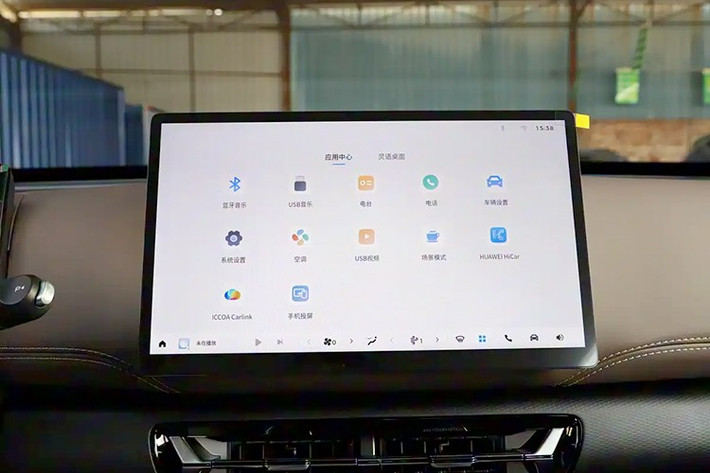 Hệ thống thông tin giải trí vận hành bằng hệ điều hành Ling OS của Wuling, hỗ trợ kết nối HiCar, CarLink và DLNA. Các chất liệu mềm mại được sử dụng rộng rãi trong khoang nội thất.