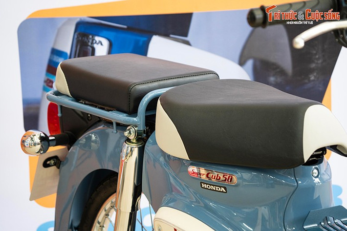 Honda Super Cub 50 Final Edition có các kích thước dài x rộng x cao lần lượt 1.860 x 695 x 1.040 mm, chiều dài cơ sở 1.210 mm. Khối lượng bản thân của xe đạt 96 kg. Honda Super Cub 50 Final Edition sở hữu ngoại thất màu Trắng phối Xanh bonnie, yên xe dạng đôi tách rời.