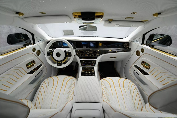 Đặc biệt, nội thất của chiếc xe cũng được thiết kế lại hoàn toàn với gam màu trắng và vàng, tạo nên không gian sang trọng và xa hoa. Mọi chi tiết bên trong đều phản ánh sự tinh tế trong từng đường nét, từ những miếng chèn sợi carbon cho đến các chi tiết khảm vàng.