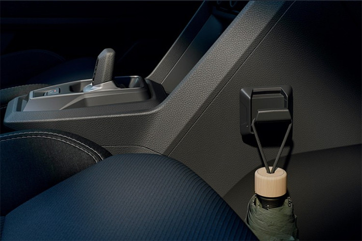 Bất kể bạn chọn phiên bản nào, tất cả các phiên bản của Sandero Stepway đều có bánh xe 16 inch, giá nóc (có thể tháo lắp trên phiên bản Expression trở lên), ốp thân xe bảo vệ giúp xe trông thực dụng hơn, và một vài chi tiết nhỏ khác.