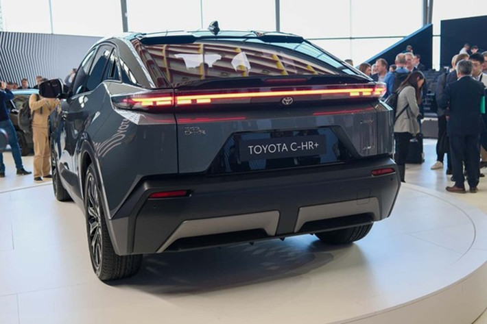 Toyota dự kiến giao những chiếc C-HR+ đầu tiên tới khách hàng Anh từ tháng 3/2026. Trong khi đó, mẫu xe này cũng sẽ được mở bán tại thị trường Mỹ trong năm 2026, với thông tin chi tiết về giá và cấu hình sẽ được công bố sau.