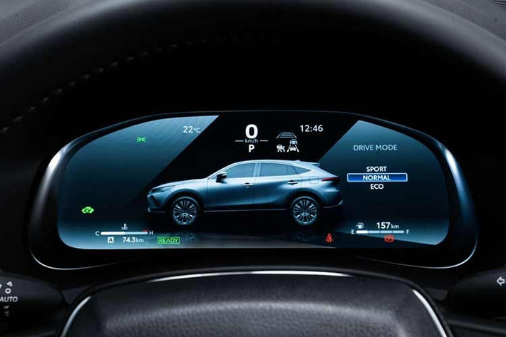 Cụm đồng hồ kỹ thuật số 12,3 inch và màn hình hiển thị trên kính lái (HUD) 10,5 inch là điểm nhấn đáng chú ý của mẫu xe này. Điều hòa tự động hai vùng độc lập có cửa gió cho hàng ghế sau.