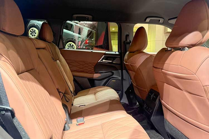 Nâng cấp mới giúp quãng đường di chuyển thuần điện (EV Mode) đạt tới 72 km, tăng khoảng 18% so với trước. Dù tổng quãng đường kết hợp chỉ tăng nhẹ lên mức 690 km do dung tích bình xăng bị thu nhỏ lại, nhưng bộ pin mới lại mang đến dòng xả cao hơn, giúp xe tăng tốc ấn tượng và mang lại trải nghiệm lái điện hóa mượt mà, mạnh mẽ hơn.