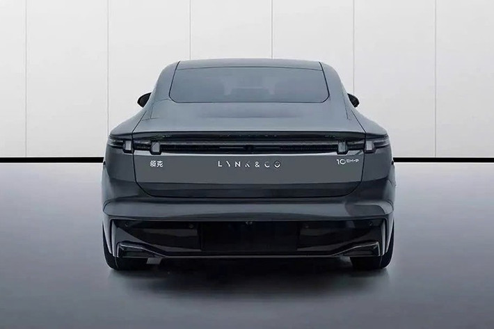 Mẫu xe sedan Lynk &amp; Co 10 EM-P đã lần đầu được hé lộ vào ngày 11/6 như phiên bản PHEV của mẫu xe điện Z10 từng ra mắt trước đó. Vì vậy, không có gì bất ngờ khi mẫu xe này có ngoại hình tương tự Lynk &amp; Co Z10 và đều theo ngôn ngữ thiết kế từ mẫu xe concept “The Next Day” của Lynk &amp; Co.