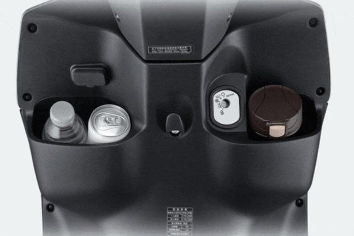 Ngoài ra, xe còn có các ngăn chứa đồ mở phía trước và cổng sạc nhanh 20W, giúp người dùng dễ dàng cất giữ và sạc điện thoại. Về hiệu suất, NS125U được trang bị động cơ eSP 125cc, làm mát bằng không khí, cho công suất tối đa 9,38 mã lực và mô-men xoắn cực đại 10Nm, nhỉnh hơn một chút so với Honda Vision.