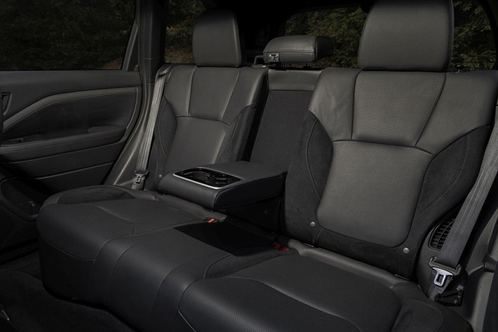 Xe sở hữu ghế bọc chất liệu chống thấm, ốp bậc cửa, rèm che nắng và đặc biệt là các tiện ích cho khoang hành lý như móc treo đa năng cực kỳ hữu dụng cho các hoạt động ngoài trời như cắm trại, leo núi hay câu cá vào cuối tuần.