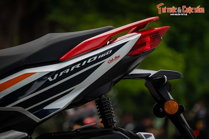 Các tiện nghi khi lái xe trên Vario 160 bao gồm hệ thống khóa thông minh Smart Key khởi động không cần chìa khóa, cổng sạc dạng USB cho các thiết bị di động trên hộc chứa đồ phía trước và màn hình LCD hiển thị thông tin.