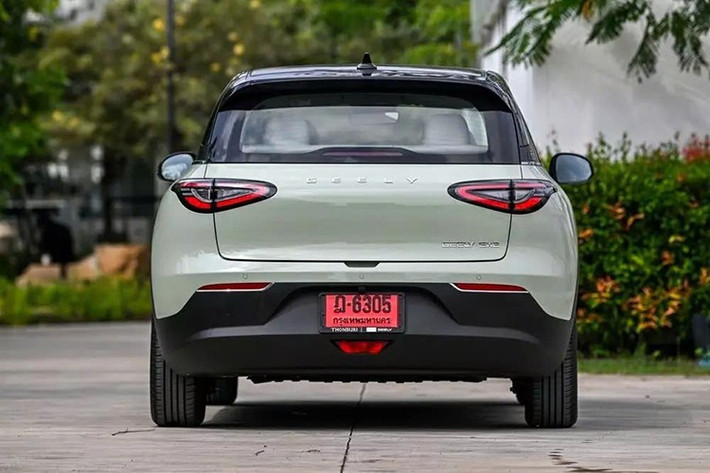 Được định vị là xe hatchback 5 cửa cỡ B, Geely EX2 đã phá vỡ khuôn mẫu "ngon, bổ, rẻ" của phân khúc này. Xe mang trên mình thiết kế nhỏ gọn, mượt mà, khí động lực học nhưng không đánh mất sự dễ thương đặc trưng.