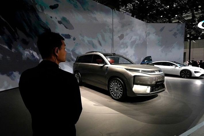 Năm 2025, thị trường Trung Quốc chứng kiến sự bùng nổ các SUV full-size 5,2 m, tạo sức ép lớn lên BYD như IM LS9, Nio ES8 và mẫu xe được đồn đoán sẽ được đem về Việt Nam là Lynk &amp; Co 900 có kích thước dài 5,24m. Trước đó, tại sự kiện ra mắt Lynk &amp; Co 08, mẫu 900 cũng đã được đem về trưng bày để khách hàng xem trước.