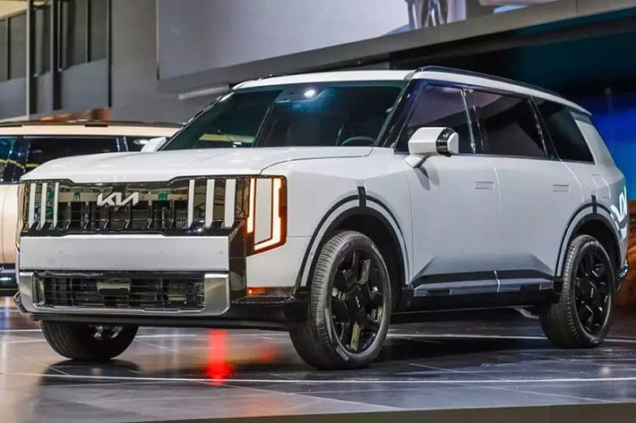 Đúng theo truyền thống của tập đoàn Hyundai, Kia Telluride 2027 cũng sở hữu nhiều thiết kế lưới tản nhiệt, tùy theo phiên bản. Ở hầu hết các phiên bản, lưới tản nhiệt được che một phần với các nan nằm dọc.