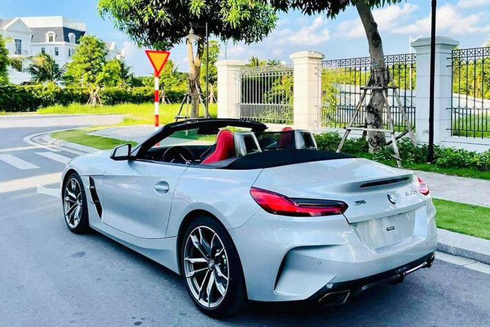 Đầu tiên chính là "đôi mắt" của BMW Z4 thế hệ thứ 6 thiết kế mới hoàn toàn, xe sử dụng đèn pha LED đẹp mắt và dải đèn LED định vị ban ngày hình lục giác mới. Cản va trước/sau, hốc gió, lưới tản nhiệt đều được làm mới và khoẻ khoắn hơn so với bản cũ.