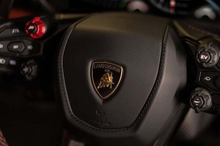 Một thông tin quan trọng khác dành cho chủ sở hữu Lamborghini là bộ bodykit Vorsteiner được lắp trực tiếp vào các điểm lắp OEM. Điều này có nghĩa là các sửa đổi có thể đảo ngược và việc lắp đặt chúng sẽ không gây ra bất kỳ hư hại nào cho siêu xe quý giá khi chủ nhân muốn về nguyên bản.